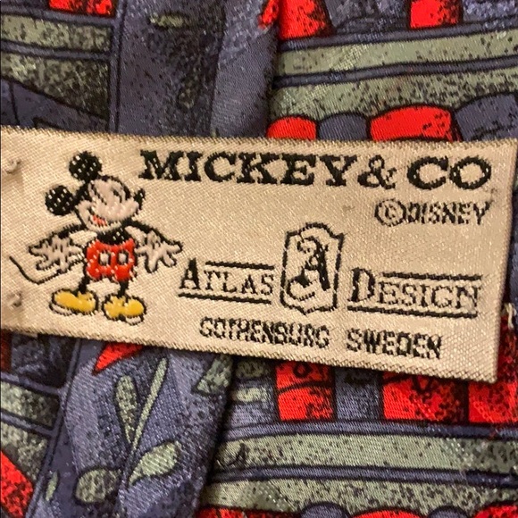 One novelty 100% silk Mickey Mouse men’s tie - Picture 3 of 3